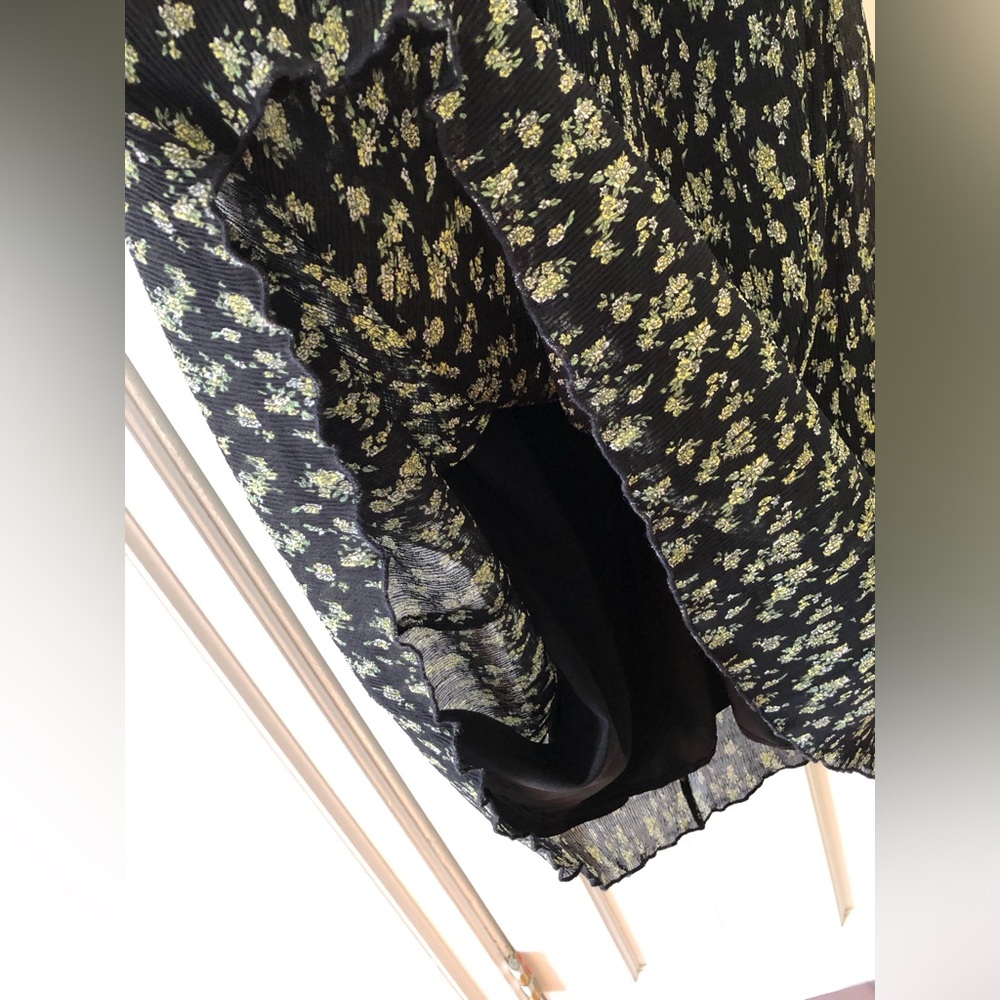 NWT! Drew Plisse Cut-Out Twist Front Dress in Ditsy Floral - Picture 6 of 11